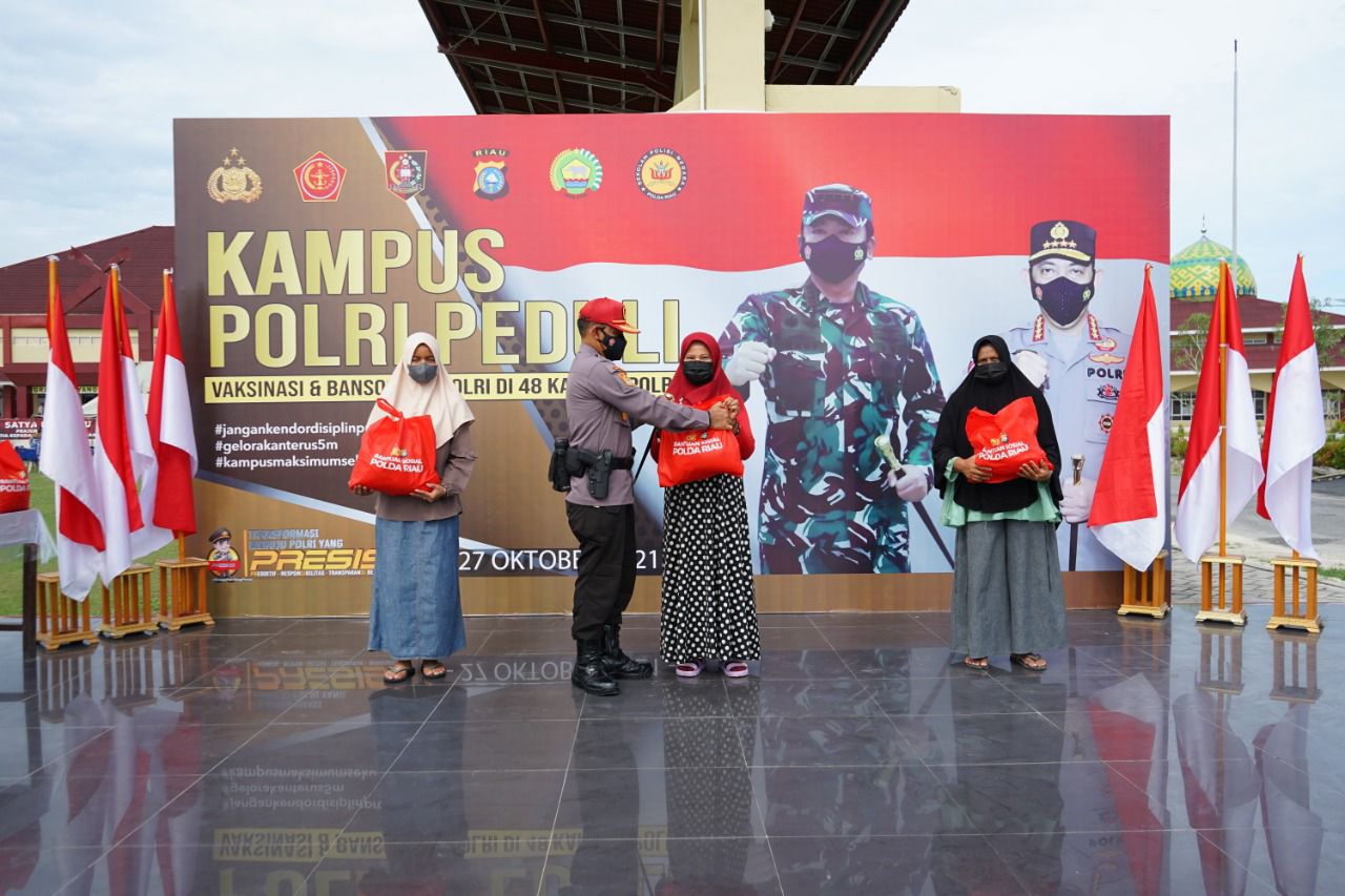 â€˜Kampus Polri Peduliâ€™ SPN Polda Riau Gelar Vaksinasi dan Berikan Sembako Kepada Masyarakat di Kampar